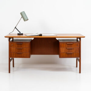 Model 75 writing desk by Gunni Omann for Omann Jun (Denmark, 1960s). A stunning freestanding desk with lots of storage space and amazing looks. This is clearly a high quality Scandinavian design classic. In good condition with some traces of a previous life. Presented with the F-26 table lamp by Floris Fiedeldij which is also available.