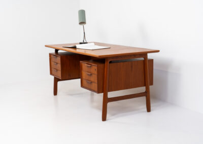 Model 75 writing desk by Gunni Omann for Omann Jun (Denmark, 1960s). A stunning freestanding desk with lots of storage space and amazing looks. This is clearly a high quality Scandinavian design classic. In good condition with some traces of a previous life. Presented with the F-26 table lamp by Floris Fiedeldij which is also available.