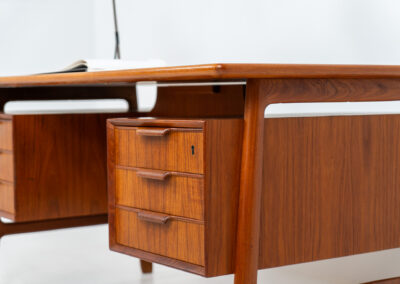 Model 75 writing desk by Gunni Omann for Omann Jun (Denmark, 1960s). A stunning freestanding desk with lots of storage space and amazing looks. This is clearly a high quality Scandinavian design classic. In good condition with some traces of a previous life. Presented with the F-26 table lamp by Floris Fiedeldij which is also available.