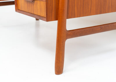 Model 75 writing desk by Gunni Omann for Omann Jun (Denmark, 1960s). A stunning freestanding desk with lots of storage space and amazing looks. This is clearly a high quality Scandinavian design classic. In good condition with some traces of a previous life. Presented with the F-26 table lamp by Floris Fiedeldij which is also available.