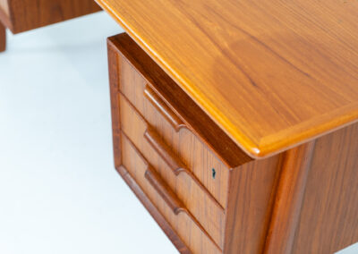 Model 75 writing desk by Gunni Omann for Omann Jun (Denmark, 1960s). A stunning freestanding desk with lots of storage space and amazing looks. This is clearly a high quality Scandinavian design classic. In good condition with some traces of a previous life. Presented with the F-26 table lamp by Floris Fiedeldij which is also available.