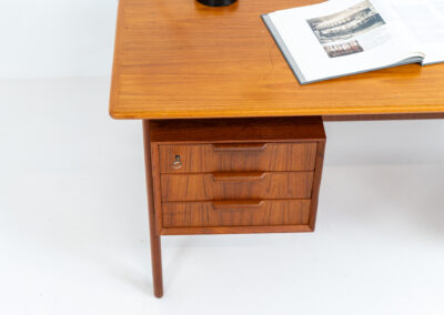 Model 75 writing desk by Gunni Omann for Omann Jun (Denmark, 1960s). A stunning freestanding desk with lots of storage space and amazing looks. This is clearly a high quality Scandinavian design classic. In good condition with some traces of a previous life. Presented with the F-26 table lamp by Floris Fiedeldij which is also available.