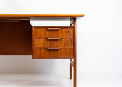 Model 75 writing desk by Gunni Omann for Omann Jun (Denmark, 1960s). A stunning freestanding desk with lots of storage space and amazing looks. This is clearly a high quality Scandinavian design classic. In good condition with some traces of a previous life. Presented with the F-26 table lamp by Floris Fiedeldij which is also available.