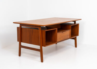 Model 75 writing desk by Gunni Omann for Omann Jun (Denmark, 1960s). A stunning freestanding desk with lots of storage space and amazing looks. This is clearly a high quality Scandinavian design classic. In good condition with some traces of a previous life. Presented with the F-26 table lamp by Floris Fiedeldij which is also available.