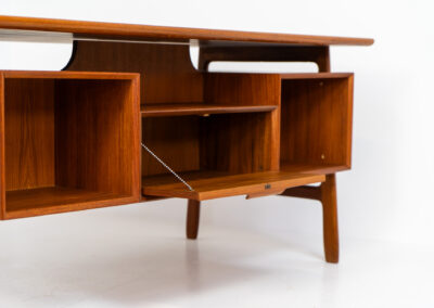 Model 75 writing desk by Gunni Omann for Omann Jun (Denmark, 1960s). A stunning freestanding desk with lots of storage space and amazing looks. This is clearly a high quality Scandinavian design classic. In good condition with some traces of a previous life. Presented with the F-26 table lamp by Floris Fiedeldij which is also available.