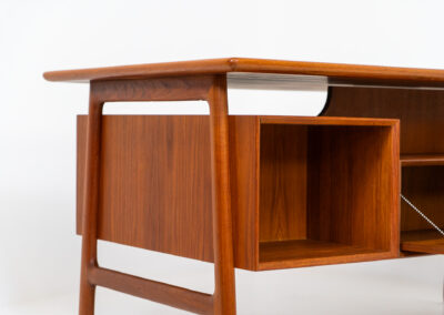 Model 75 writing desk by Gunni Omann for Omann Jun (Denmark, 1960s). A stunning freestanding desk with lots of storage space and amazing looks. This is clearly a high quality Scandinavian design classic. In good condition with some traces of a previous life. Presented with the F-26 table lamp by Floris Fiedeldij which is also available.