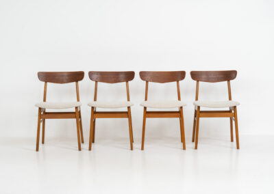 Set of 4 Mosbøl dining chairs by Findahl (Denmark, 1960s). A timeless design made with durable Danish quality. They consist of a solid beech frame and a teak backrest. Newly upholstered in an off-white high quality hemp & cotton fabric. In good condition with some normal using traces.