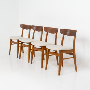 Set of 4 Mosbøl dining chairs by Findahl (Denmark, 1960s). A timeless design made with durable Danish quality. They consist of a solid beech frame and a teak backrest. Newly upholstered in an off-white high quality hemp & cotton fabric. In good condition with some normal using traces.
