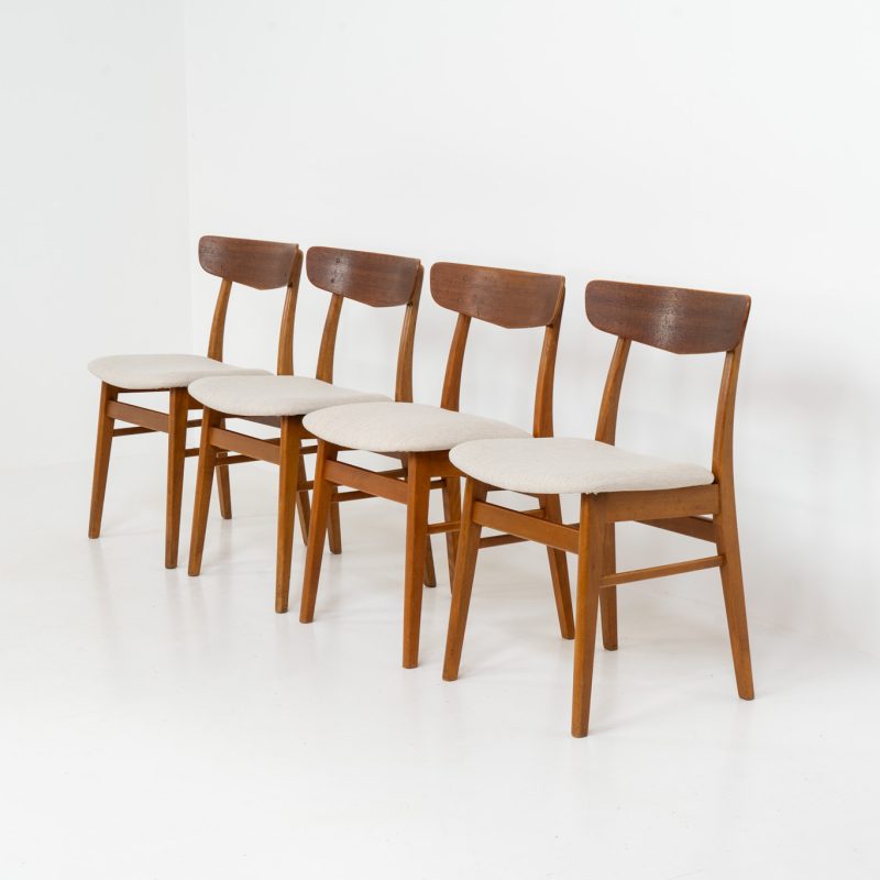 Set of 4 Mosbøl dining chairs by Findahl (Denmark, 1960s). A timeless design made with durable Danish quality. They consist of a solid beech frame and a teak backrest. Newly upholstered in an off-white high quality hemp & cotton fabric. In good condition with some normal using traces.
