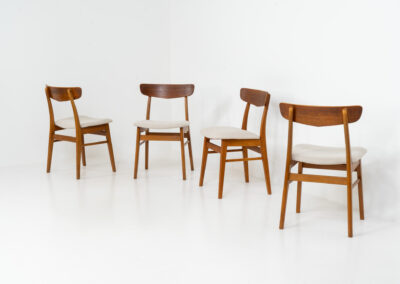 Set of 4 Mosbøl dining chairs by Findahl (Denmark, 1960s). A timeless design made with durable Danish quality. They consist of a solid beech frame and a teak backrest. Newly upholstered in an off-white high quality hemp & cotton fabric. In good condition with some normal using traces.