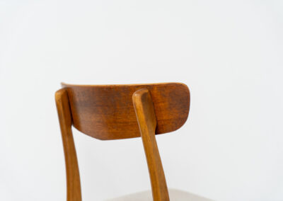 Set of 4 Mosbøl dining chairs by Findahl (Denmark, 1960s). A timeless design made with durable Danish quality. They consist of a solid beech frame and a teak backrest. Newly upholstered in an off-white high quality hemp & cotton fabric. In good condition with some normal using traces.