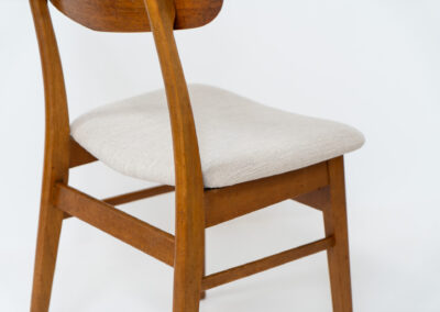 Set of 4 Mosbøl dining chairs by Findahl (Denmark, 1960s). A timeless design made with durable Danish quality. They consist of a solid beech frame and a teak backrest. Newly upholstered in an off-white high quality hemp & cotton fabric. In good condition with some normal using traces.