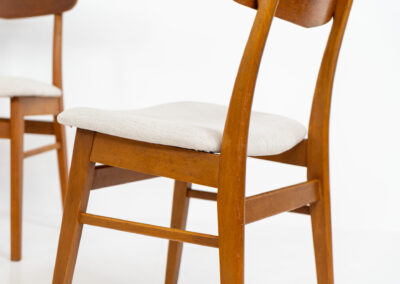Set of 4 Mosbøl dining chairs by Findahl (Denmark, 1960s). A timeless design made with durable Danish quality. They consist of a solid beech frame and a teak backrest. Newly upholstered in an off-white high quality hemp & cotton fabric. In good condition with some normal using traces.