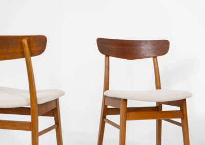 Set of 4 Mosbøl dining chairs by Findahl (Denmark, 1960s). A timeless design made with durable Danish quality. They consist of a solid beech frame and a teak backrest. Newly upholstered in an off-white high quality hemp & cotton fabric. In good condition with some normal using traces.