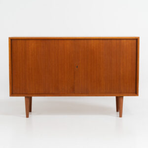 Midcentury cabinet by Lothar Wegner (Germany, 1960s). A sleek and convenient piece with a wonderful and natural woodgrain. The lock still works very smoothly and the original key is included. In very good condition.