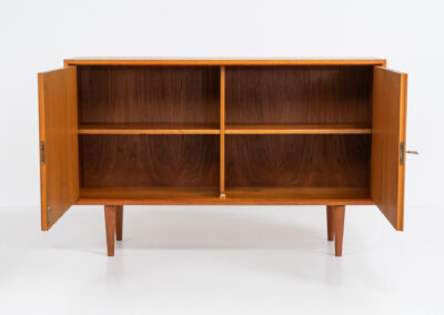 Midcentury cabinet by Lothar Wegner (Germany, 1960s). A sleek and convenient piece with a wonderful and natural woodgrain. The lock still works very smoothly and the original key is included. In very good condition.