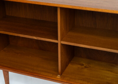 Midcentury cabinet by Lothar Wegner (Germany, 1960s). A sleek and convenient piece with a wonderful and natural woodgrain. The lock still works very smoothly and the original key is included. In very good condition.