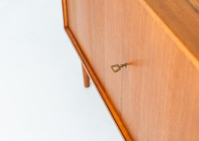 Midcentury cabinet by Lothar Wegner (Germany, 1960s). A sleek and convenient piece with a wonderful and natural woodgrain. The lock still works very smoothly and the original key is included. In very good condition.