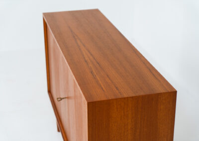 Midcentury cabinet by Lothar Wegner (Germany, 1960s). A sleek and convenient piece with a wonderful and natural woodgrain. The lock still works very smoothly and the original key is included. In very good condition.