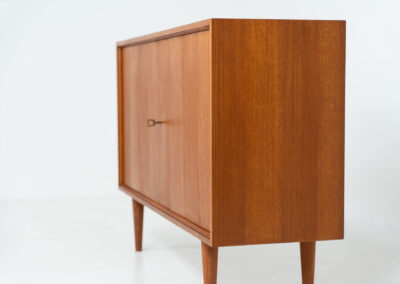 Midcentury cabinet by Lothar Wegner (Germany, 1960s). A sleek and convenient piece with a wonderful and natural woodgrain. The lock still works very smoothly and the original key is included. In very good condition.