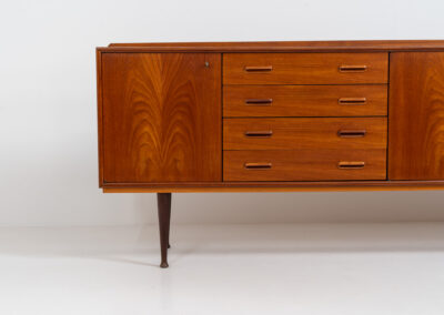 Teak sideboard by van Pelt (Belgium, 1960s). Clearly a very aesthetic and well-built piece with nice sculptural handles and a mesmerizing woodgrain. This beauty contains four drawers and three doors with more than enough storage space inside. The locks still work smoothly and two original keys are included. In splendid condition!