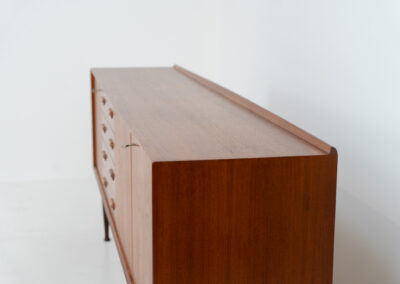 Teak sideboard by van Pelt (Belgium, 1960s). Clearly a very aesthetic and well-built piece with nice sculptural handles and a mesmerizing woodgrain. This beauty contains four drawers and three doors with more than enough storage space inside. The locks still work smoothly and two original keys are included. In splendid condition!