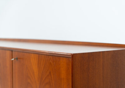 Teak sideboard by van Pelt (Belgium, 1960s). Clearly a very aesthetic and well-built piece with nice sculptural handles and a mesmerizing woodgrain. This beauty contains four drawers and three doors with more than enough storage space inside. The locks still work smoothly and two original keys are included. In splendid condition!