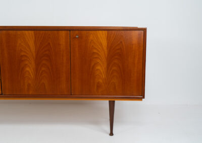 Teak sideboard by van Pelt (Belgium, 1960s). Clearly a very aesthetic and well-built piece with nice sculptural handles and a mesmerizing woodgrain. This beauty contains four drawers and three doors with more than enough storage space inside. The locks still work smoothly and two original keys are included. In splendid condition!