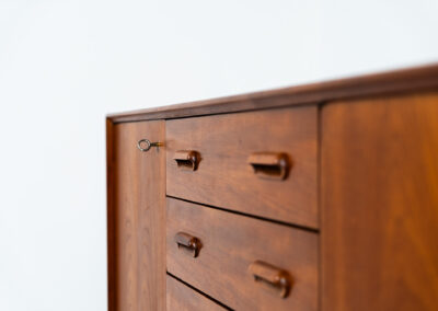 Teak sideboard by van Pelt (Belgium, 1960s). Clearly a very aesthetic and well-built piece with nice sculptural handles and a mesmerizing woodgrain. This beauty contains four drawers and three doors with more than enough storage space inside. The locks still work smoothly and two original keys are included. In splendid condition!