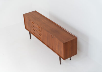 Teak sideboard by van Pelt (Belgium, 1960s). Clearly a very aesthetic and well-built piece with nice sculptural handles and a mesmerizing woodgrain. This beauty contains four drawers and three doors with more than enough storage space inside. The locks still work smoothly and two original keys are included. In splendid condition!