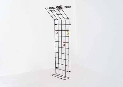 Wall-mounted wire coatrack by Karl Fichtel for Drahtwerke Erlau (Germany, 1950s). It’s made out of black metal wire and features a hat shelf, an umbrella stand and three colored hooks. It has plenty of room to hang more hooks or coat hangers if needed. It’s easily mountable to the wall with six screws. In very good condition!