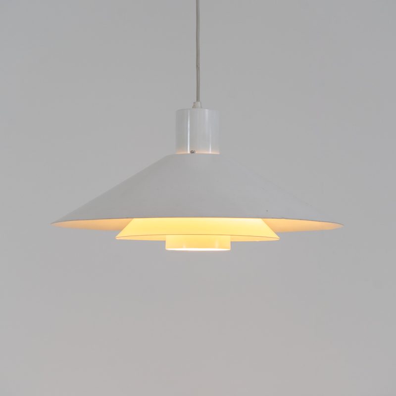 Trapez pendant light by Christian Hvidt for Nordisk Solar (Denmark, 1970s). A minimalistic design with 3 graduated shades attached to a cylindrical centre tube. Made to spread a soothing indirect light. In good condition with some visible using traces.