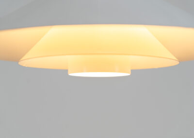 Trapez pendant light by Christian Hvidt for Nordisk Solar (Denmark, 1970s). A minimalistic design with 3 graduated shades attached to a cylindrical centre tube. Made to spread a soothing indirect light. In good condition with some visible using traces.