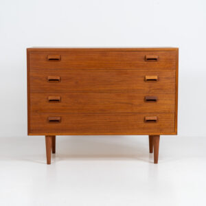 Midcentury chest of drawers by Børge Mogensen for Søborg Møbelfabrik (Denmark, 1960s). A simple and well-built piece by one of Denmark’s most influential designers, Børge Mogensen. It contains four drawers with stunningly sculpted handles. Except for a little color difference on the top this piece is in wonderful condition. Labeled by maker