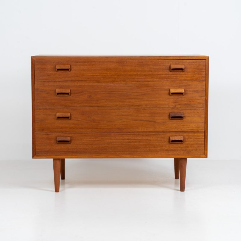Midcentury chest of drawers by Børge Mogensen for Søborg Møbelfabrik (Denmark, 1960s). A simple and well-built piece by one of Denmark’s most influential designers, Børge Mogensen. It contains four drawers with stunningly sculpted handles. Except for a little color difference on the top this piece is in wonderful condition. Labeled by maker