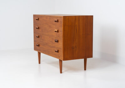 Midcentury chest of drawers by Børge Mogensen for Søborg Møbelfabrik (Denmark, 1960s). A simple and well-built piece by one of Denmark’s most influential designers, Børge Mogensen. It contains four drawers with stunningly sculpted handles. Except for a little color difference on the top this piece is in wonderful condition. Labeled by maker