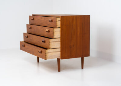 Midcentury chest of drawers by Børge Mogensen for Søborg Møbelfabrik (Denmark, 1960s). A simple and well-built piece by one of Denmark’s most influential designers, Børge Mogensen. It contains four drawers with stunningly sculpted handles. Except for a little color difference on the top this piece is in wonderful condition. Labeled by maker