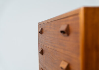 Midcentury chest of drawers by Børge Mogensen for Søborg Møbelfabrik (Denmark, 1960s). A simple and well-built piece by one of Denmark’s most influential designers, Børge Mogensen. It contains four drawers with stunningly sculpted handles. Except for a little color difference on the top this piece is in wonderful condition. Labeled by maker
