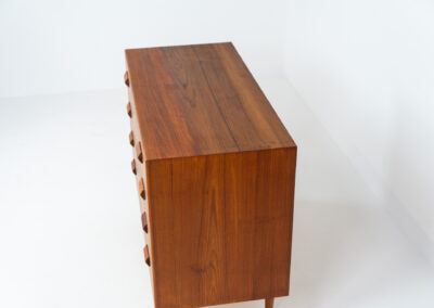 Midcentury chest of drawers by Børge Mogensen for Søborg Møbelfabrik (Denmark, 1960s). A simple and well-built piece by one of Denmark’s most influential designers, Børge Mogensen. It contains four drawers with stunningly sculpted handles. Except for a little color difference on the top this piece is in wonderful condition. Labeled by maker