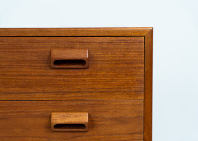 Midcentury chest of drawers by Børge Mogensen for Søborg Møbelfabrik (Denmark, 1960s). A simple and well-built piece by one of Denmark’s most influential designers, Børge Mogensen. It contains four drawers with stunningly sculpted handles. Except for a little color difference on the top this piece is in wonderful condition. Labeled by maker