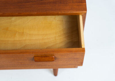 Midcentury chest of drawers by Børge Mogensen for Søborg Møbelfabrik (Denmark, 1960s). A simple and well-built piece by one of Denmark’s most influential designers, Børge Mogensen. It contains four drawers with stunningly sculpted handles. Except for a little color difference on the top this piece is in wonderful condition. Labeled by maker