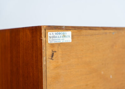 Midcentury chest of drawers by Børge Mogensen for Søborg Møbelfabrik (Denmark, 1960s). A simple and well-built piece by one of Denmark’s most influential designers, Børge Mogensen. It contains four drawers with stunningly sculpted handles. Except for a little color difference on the top this piece is in wonderful condition. Labeled by maker