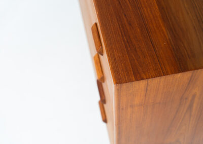 Midcentury chest of drawers by Børge Mogensen for Søborg Møbelfabrik (Denmark, 1960s). A simple and well-built piece by one of Denmark’s most influential designers, Børge Mogensen. It contains four drawers with stunningly sculpted handles. Except for a little color difference on the top this piece is in wonderful condition. Labeled by maker