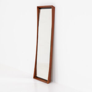 Elegant Mid-Century wall mirror (Denmark, 1960s). Featuring a beautiful organic frame in solid teak, a black trim and a faceted glass mirror. The combination of the curved frame and the black trim makes this mirror a pleasure for the eyes! In very good condition.