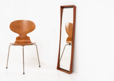 Elegant Mid-Century wall mirror (Denmark, 1960s). Featuring a beautiful organic frame in solid teak, a black trim and a faceted glass mirror. The combination of the curved frame and the black trim makes this mirror a pleasure for the eyes! In very good condition.