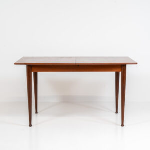 Elegant extendable dining table by van Pelt Belgium, 1960s. A compact model with nice tapered legs that can be easily extended with a convenient hidden butterfly leaf. It’s in very good condition with some minor traces of a previous life.