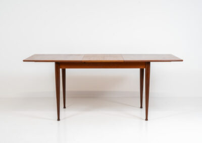 Elegant extendable dining table by van Pelt Belgium, 1960s. A compact model with nice tapered legs that can be easily extended with a convenient hidden butterfly leaf. It’s in very good condition with some minor traces of a previous life.