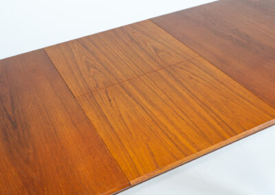 Elegant extendable dining table by van Pelt Belgium, 1960s. A compact model with nice tapered legs that can be easily extended with a convenient hidden butterfly leaf. It’s in very good condition with some minor traces of a previous life.