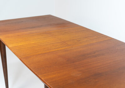 Elegant extendable dining table by van Pelt Belgium, 1960s. A compact model with nice tapered legs that can be easily extended with a convenient hidden butterfly leaf. It’s in very good condition with some minor traces of a previous life.