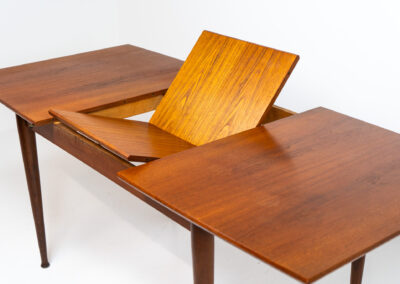 Elegant extendable dining table by van Pelt Belgium, 1960s. A compact model with nice tapered legs that can be easily extended with a convenient hidden butterfly leaf. It’s in very good condition with some minor traces of a previous life.